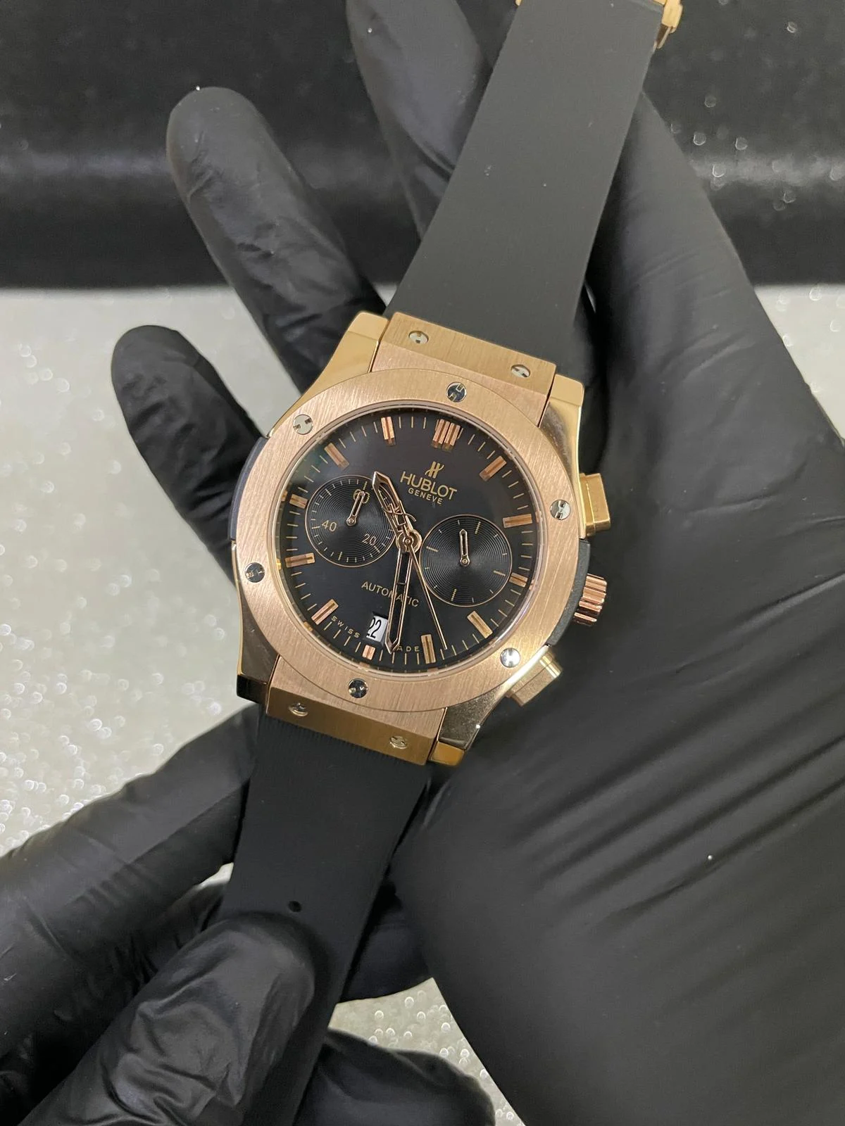 WhatsApp Image 2025-12-23 at 19.57.10 (1) Hublot Big Bang Gold Kasa – Siyah Kadran | Yeşil Deri Kordon Otomatik Kronograf - Görsel 1